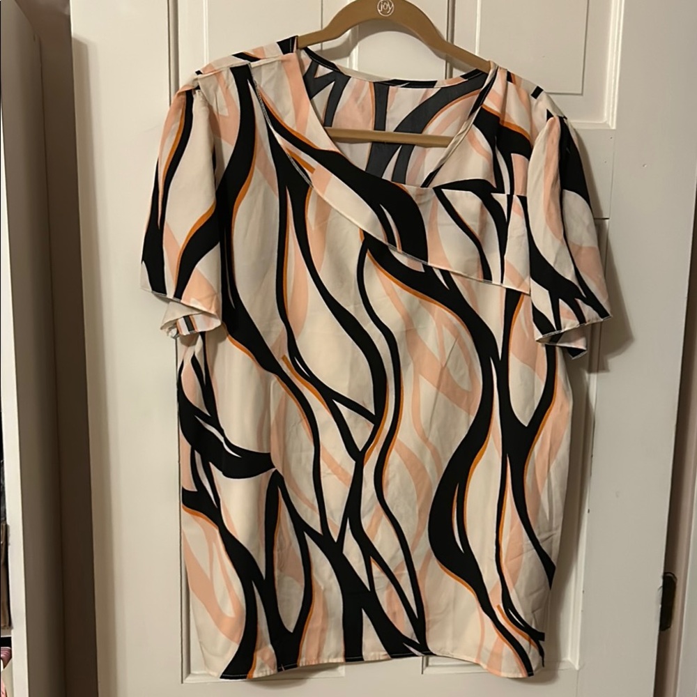 Black and Tan Graphic Short Sleeve Blouse size 1x silk like fabric, scoop neck